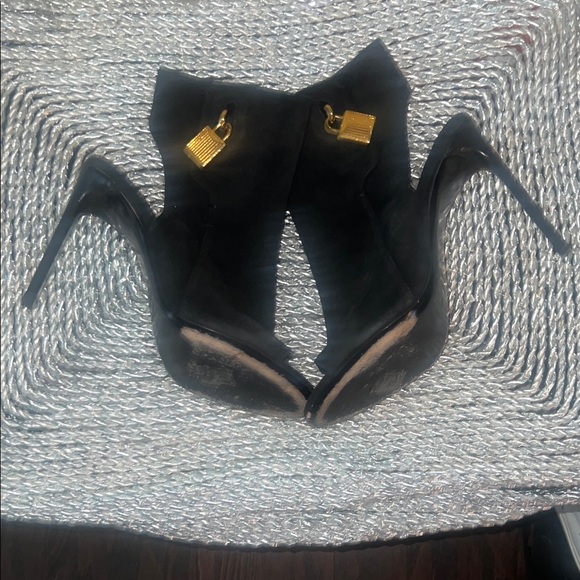 Elegant Black Ankle Boots - Picture 3 of 8